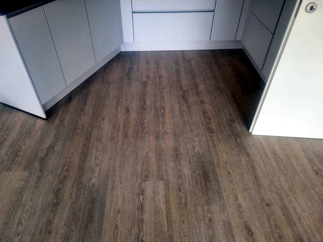 Pose de parquet en chêne massif à Differdange (Luxembourg) — photo 1